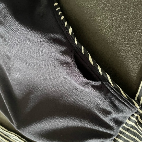 Never worn Billabong bikini top. White and black size small - Picture 7 of 12